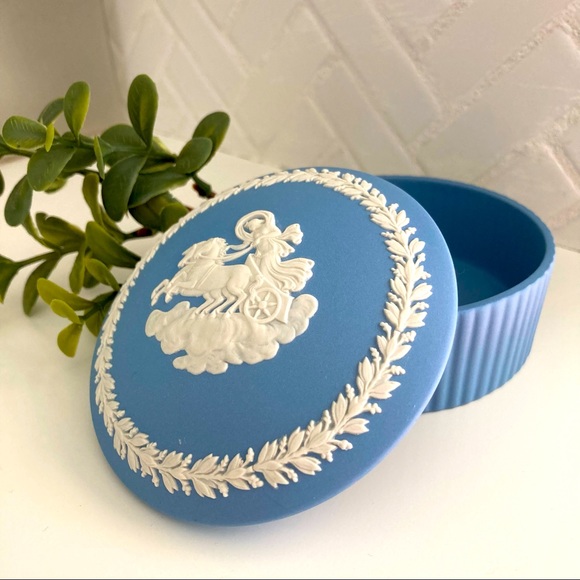 Wedgwood Jasperware Trinket Box - Picture 2 of 9